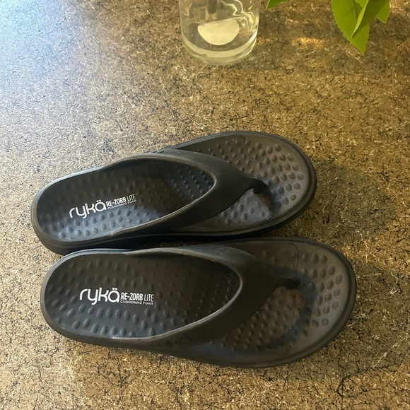 NWOT Ryka Re-Zorb Lite Flip Flops, Black, Size 6 - Picture 1 of 7